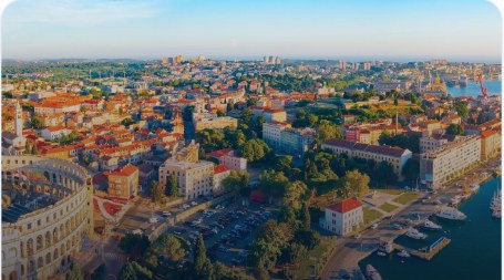 Xorvatiya sohilbo‘yi shahri manzarasi