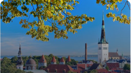 Estoniya eski shahri manzarasi